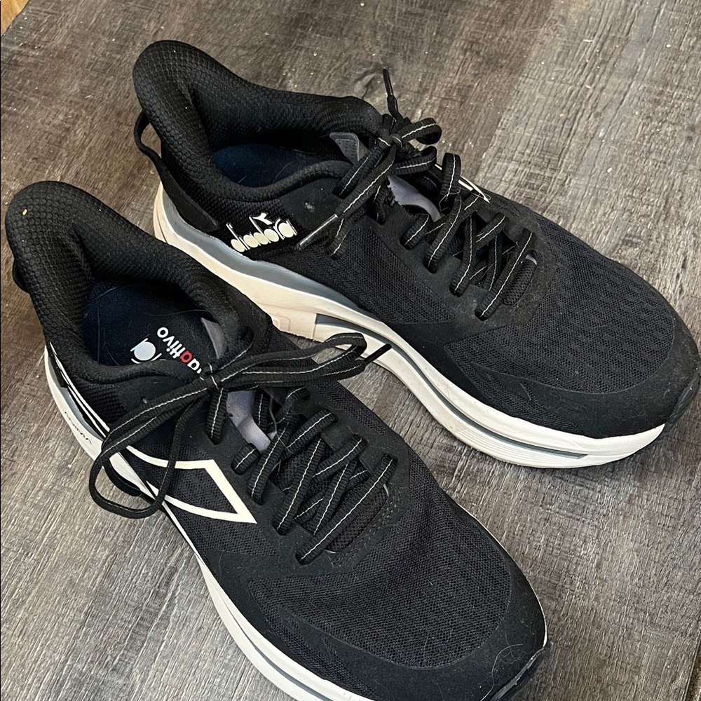Diadora Cellular men’s 9 plush comfortable running shoes
